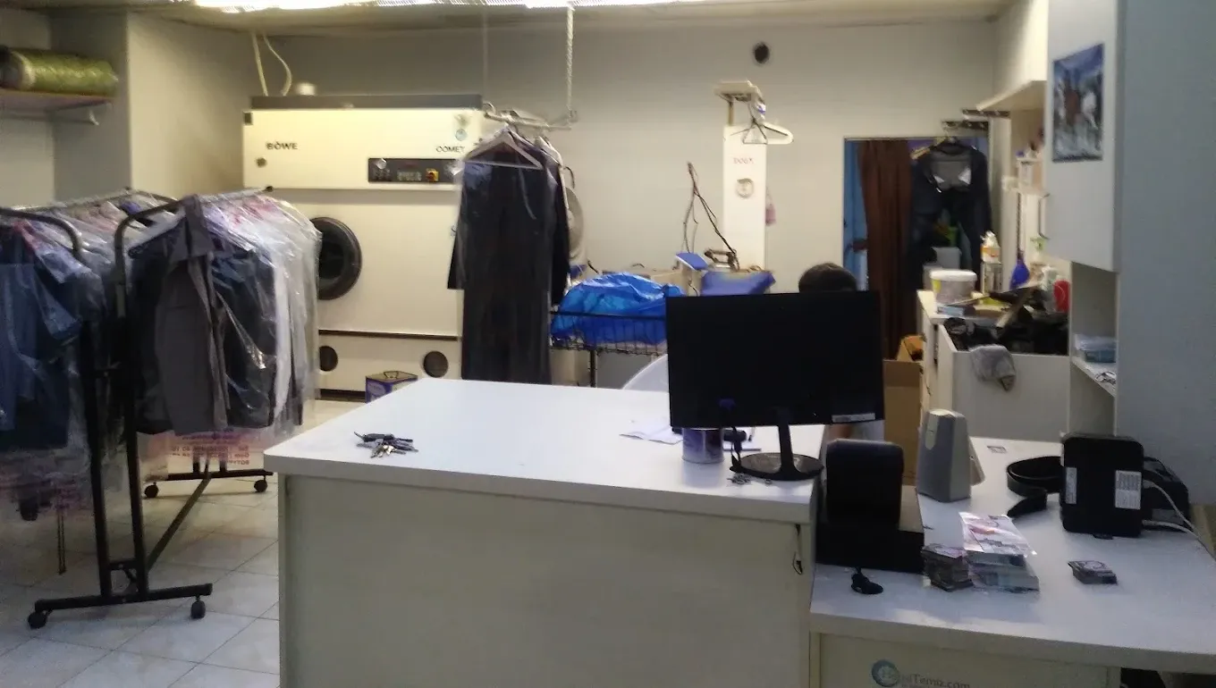 Doğa Kuru Temizleme dükkanının içi: kuru temizleme makinesi ve paketlenmiş giysiler