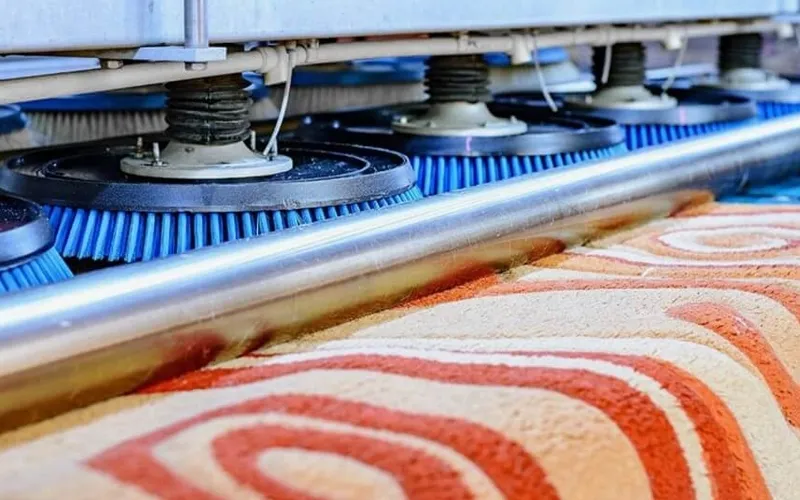 Fırçalı makineyle yıkanan desenli halı
